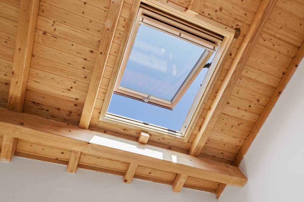 vélux dans toit en bois